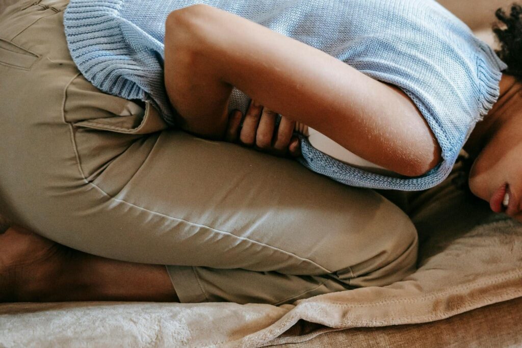 A woman with pain on her abdomen
